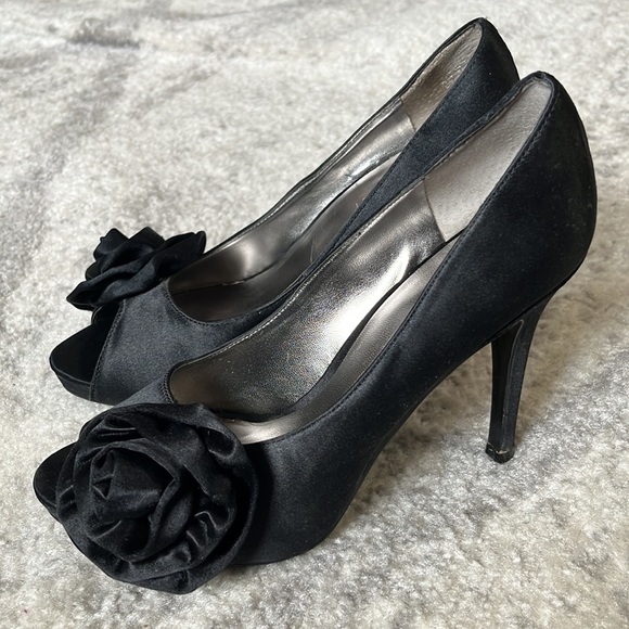 Nine West Lilyao Textile Floral Satin Slip-on Peep Toe Heels - Picture 1 of 6